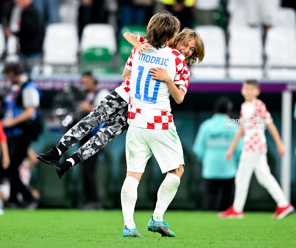 FIFA WORLD CUP 2022 A Father And Son Moment.
 Luka Modric & Son  Ivano Modrić In Qatar hugging on the pitch of Al Bayt Stadium after knocking out Brazil in the round of 16.