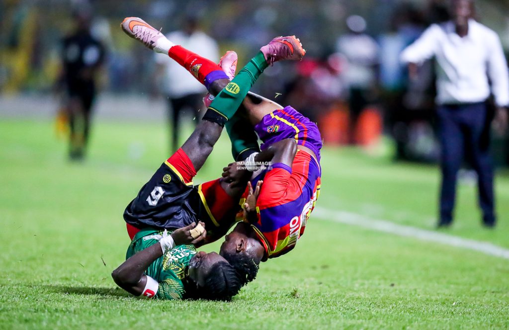 Summary of Hearts of Oak vs Asante Kotoko: The GPL SUPER CLASH: Hearts of Oak beaten 1-0 at home by Asante Kotoko on Sunday had a bit of every element . It had a scorching sun under which the visitors Asante Kotoko refused to lower their flags, A Defensive Line that simply denied the home side any point, Goalkeeper (16 Mohamed CAMARA (GK) )who should go into Guinness book for holding longest to balls. A very acrobatic duo; Kotoko 6 SAMBA and Hearts of Oak’s 7 WAYO. To crown all these was a ‘SWAT POLICE TEAM ‘.
And yes a shocked national darling boy Hearts of Oak GK: 16 BENJAMIN ASARE.